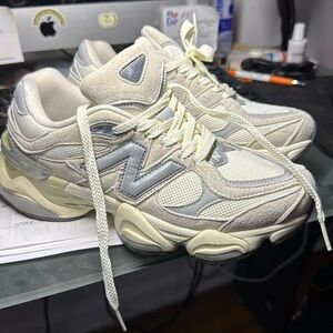 New Balance 9060 Women’s Sneakers – Size 8 – almost New